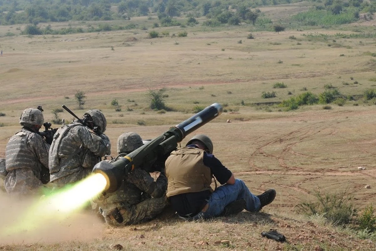 Βλήμα javelin χτυπά σοβιετικό άρμα μάχης και το κάνει κομμάτια (βίντεο)